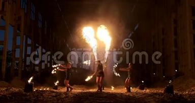 一群带火的专业艺术家展示了表演杂耍和慢动作与火跳舞。